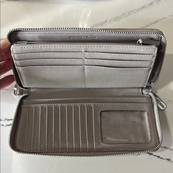 Michael Kors Jet Set Travel Continental Light Grey Logo Wristlet - Picture 11 of 12